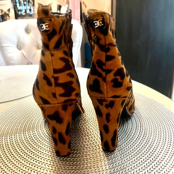 SAM EDELMAN Sianna Leopard Cheetah Calf Hair Booties Heeled Ankle Boots 8 - Picture 4 of 6